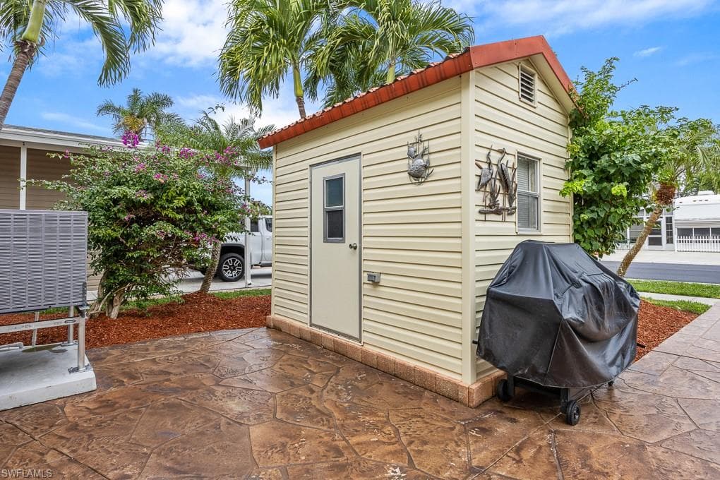 1328 Amethyst Lake Ln, Naples, FL 34114-9