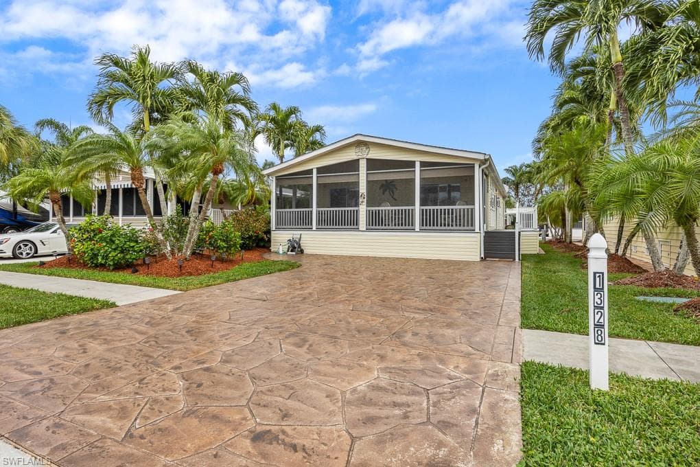 1328 Amethyst Lake Ln, Naples, FL 34114-1