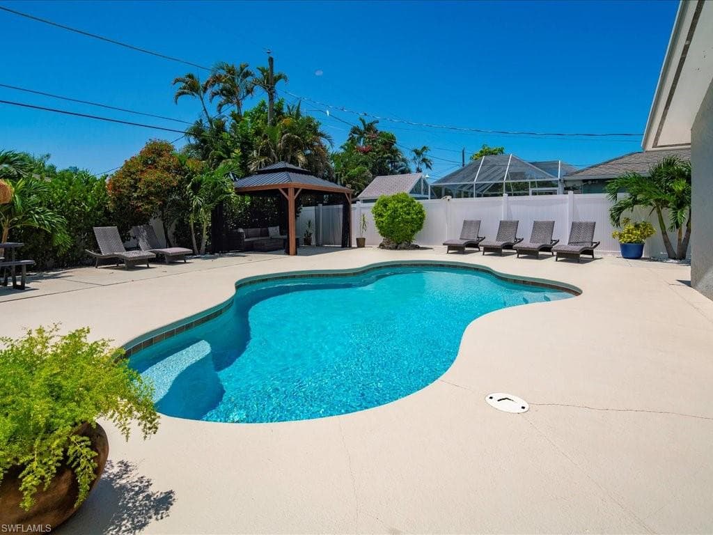 760 100th Ave N, Naples, FL 34108-1