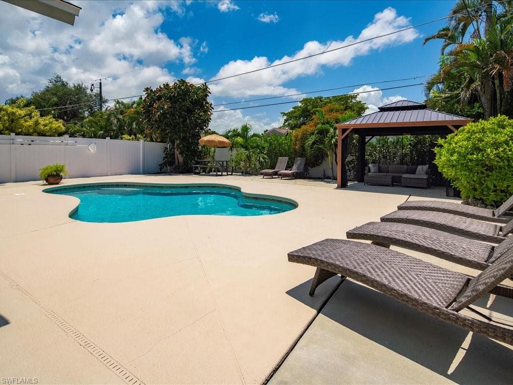760 100th Ave N, Naples, FL 34108-3