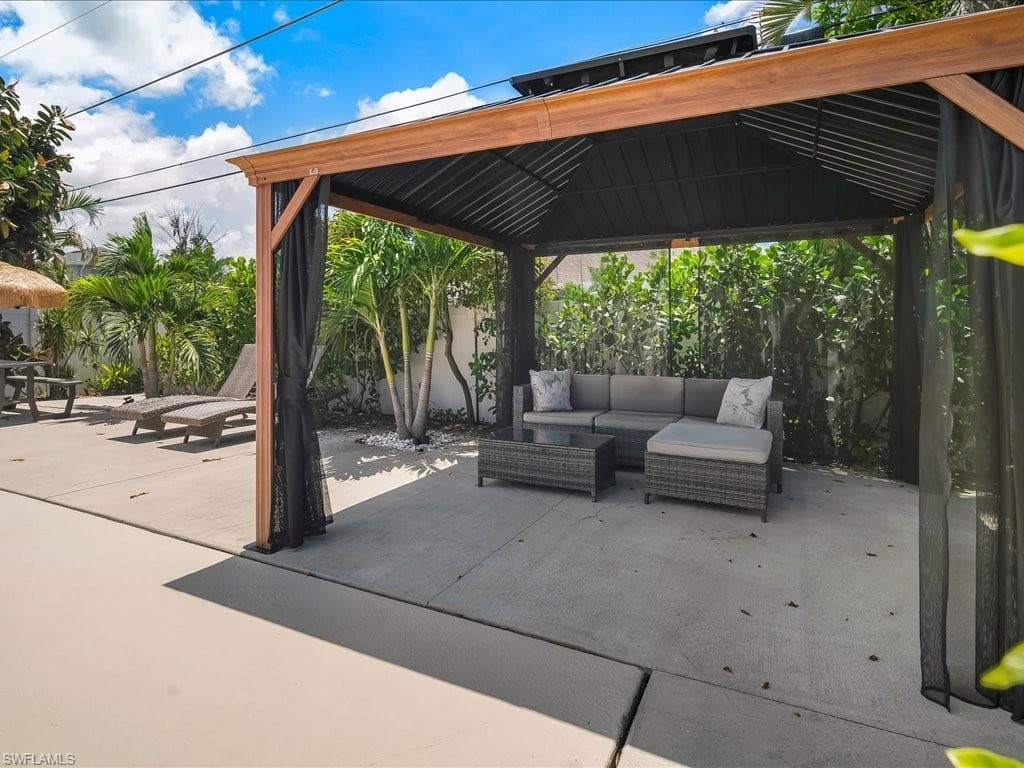 760 100th Ave N, Naples, FL 34108-5