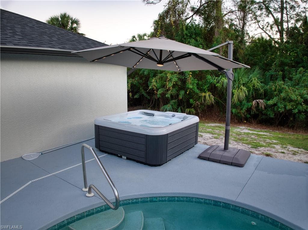 1011 9th St SW, Naples, FL 34117-9