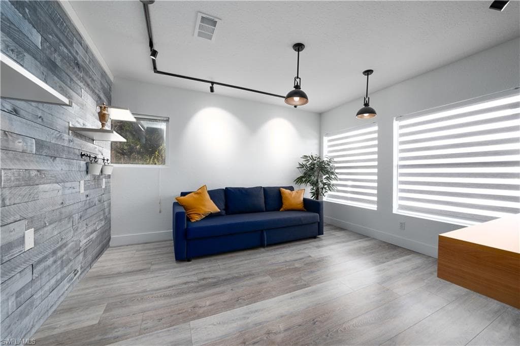 1011 9th St SW, Naples, FL 34117-40
