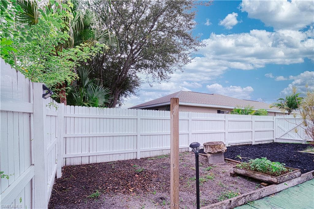 1107 21st Ave, Cape Coral, FL 33990-40