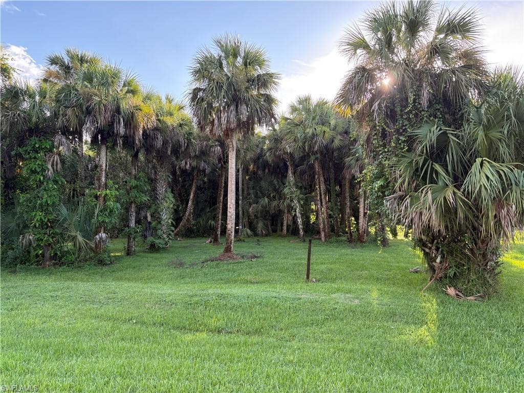 37282040000 2nd St NE, Naples, FL 34120-2