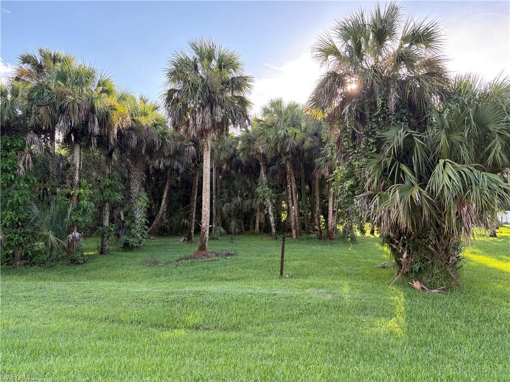 37282040000 2nd St NE, Naples, FL 34120-3