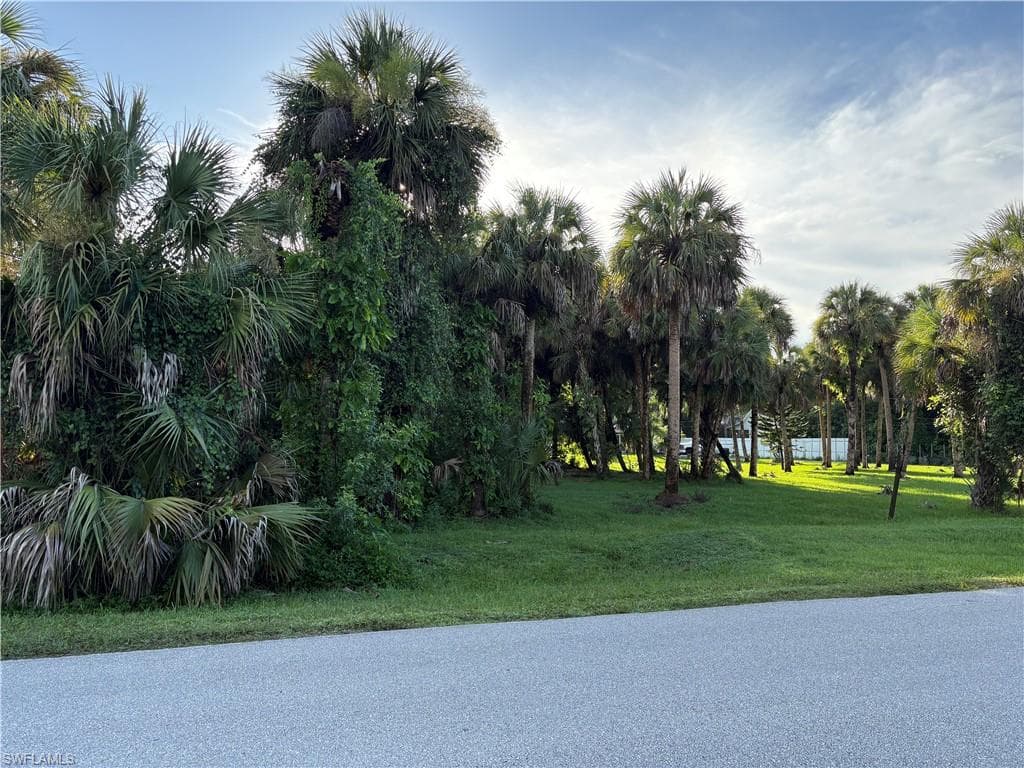 37282040000 2nd St NE, Naples, FL 34120-4