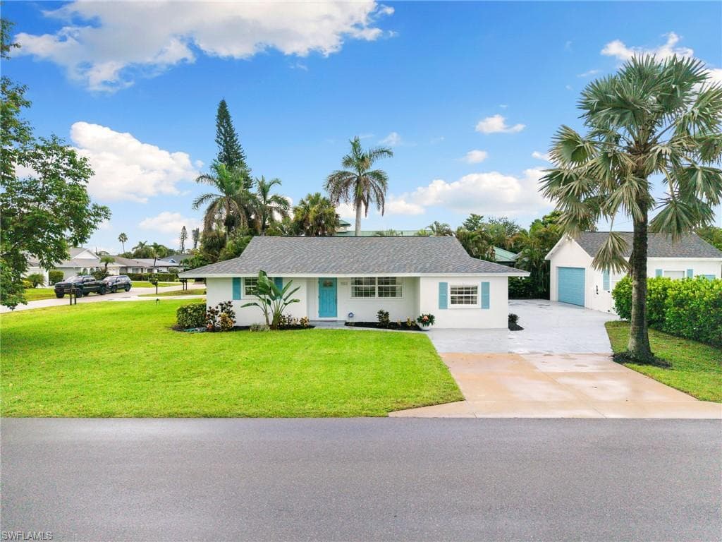 702 107th Ave N, Naples, FL 34108-1