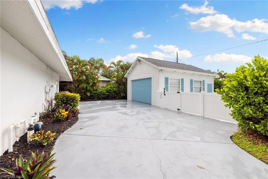 702 107th Ave N, Naples, FL 34108-33