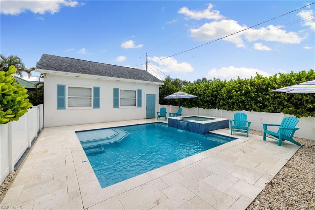 702 107th Ave N, Naples, FL 34108-4