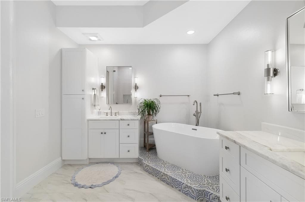 831 Sailaway Ln 202, Naples, FL 34108-19