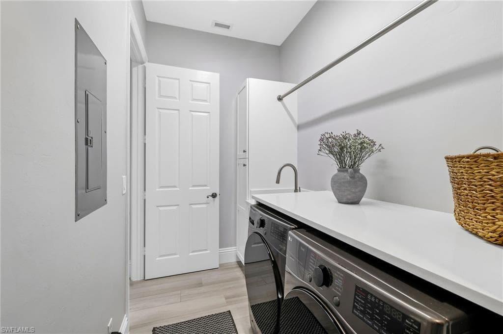 831 Sailaway Ln 202, Naples, FL 34108-30
