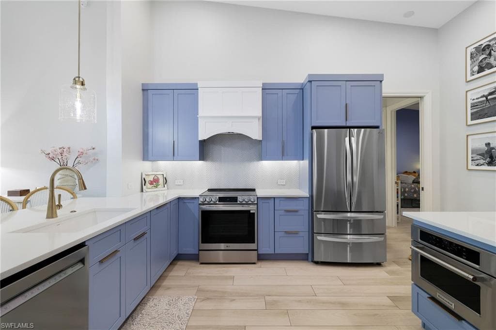 831 Sailaway Ln 202, Naples, FL 34108-6