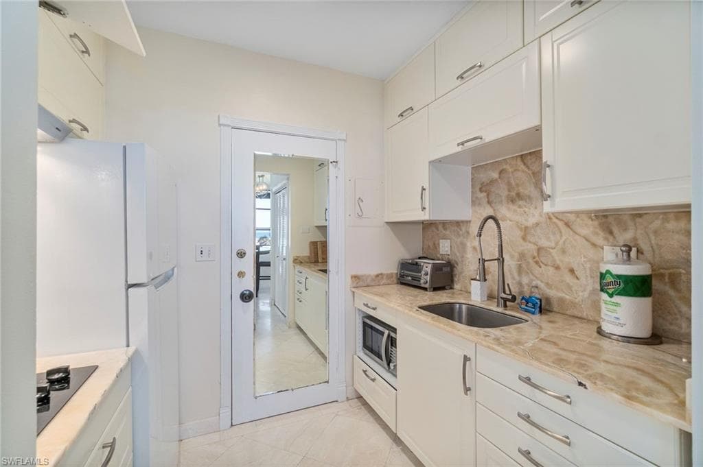 220 Seaview Ct 405, Marco Island, FL 34145-15