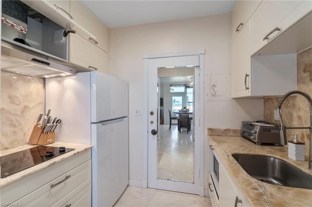220 Seaview Ct 405, Marco Island, FL 34145-16