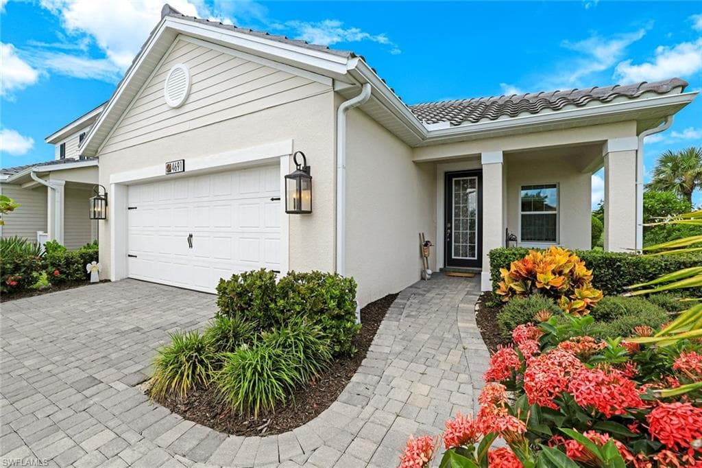 4691 Centaurus Cir, Naples, FL 34120-1