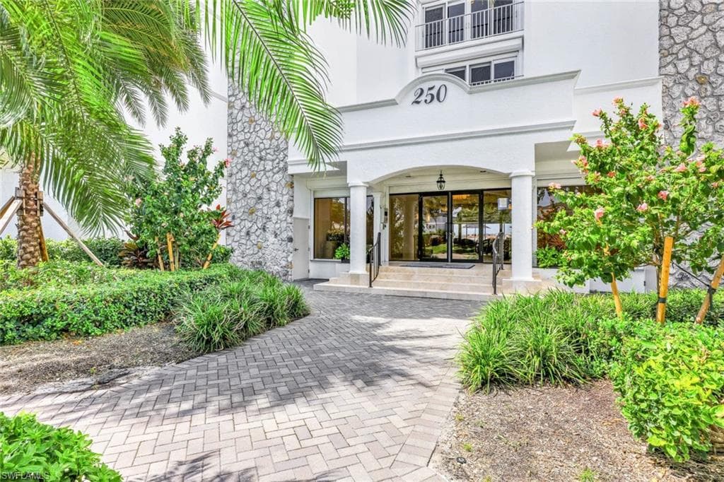 250 Park Shore Dr 601, Naples, FL 34103-21