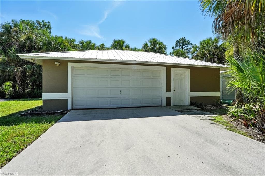 720 1st St NW, Naples, FL 34120-19