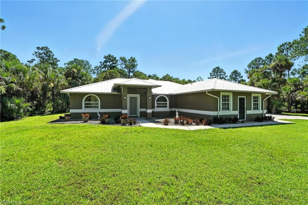 720 1st St NW, Naples, FL 34120-1