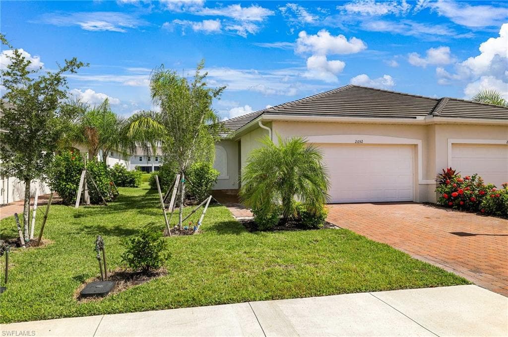 2052 Vermont Ln, Naples, FL 34120-1