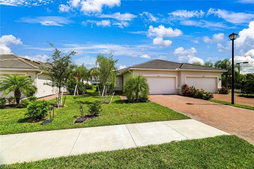 2052 Vermont Ln, Naples, FL 34120-26