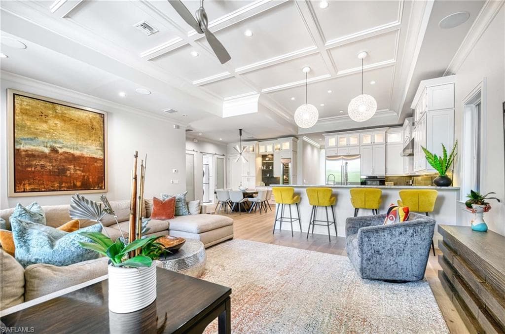 565 Fairway Ter, Naples, FL 34103-8