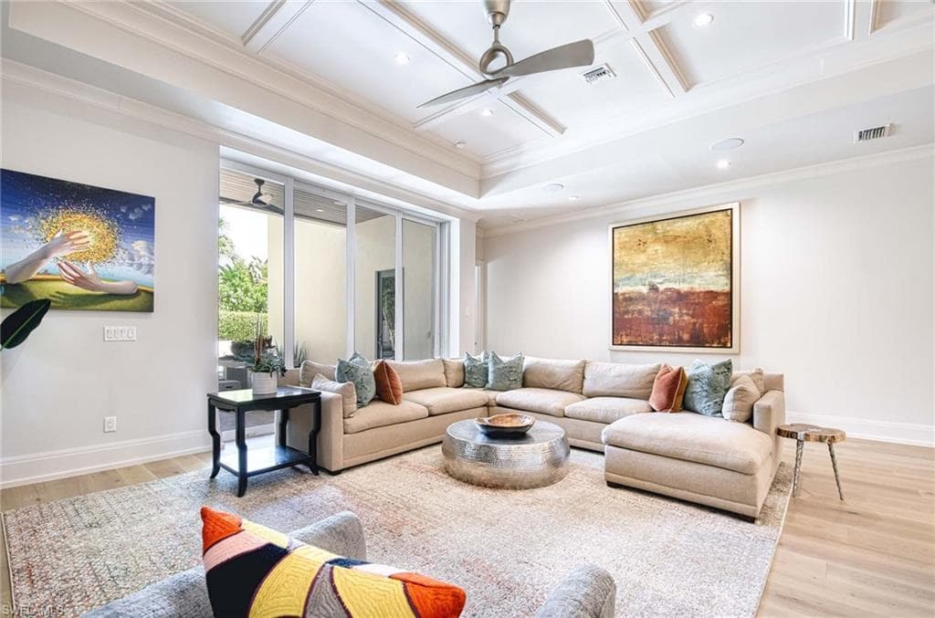 565 Fairway Ter, Naples, FL 34103-9