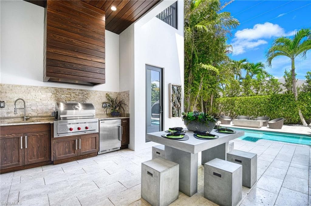 565 Fairway Ter, Naples, FL 34103-12