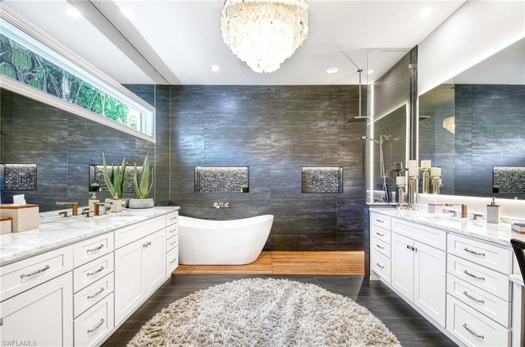 565 Fairway Ter, Naples, FL 34103-15