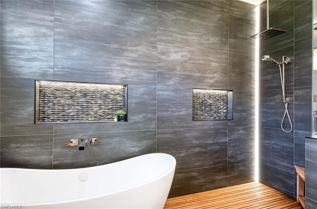 565 Fairway Ter, Naples, FL 34103-16