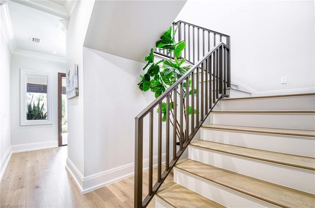 565 Fairway Ter, Naples, FL 34103-19