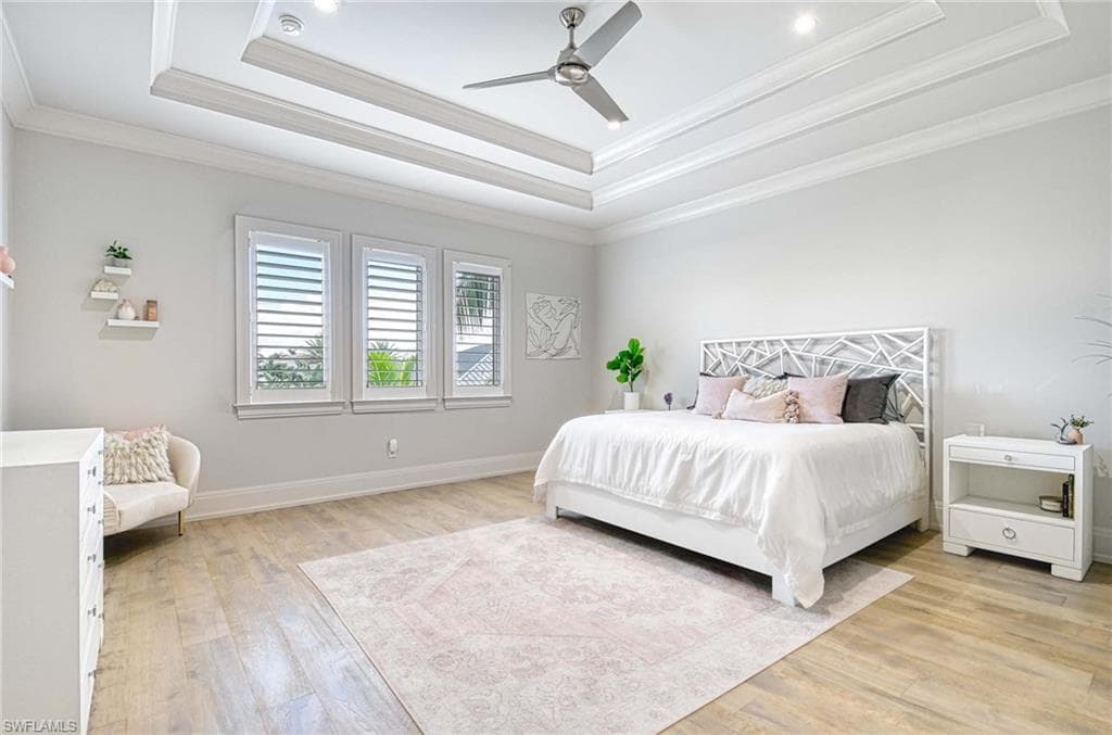 565 Fairway Ter, Naples, FL 34103-22