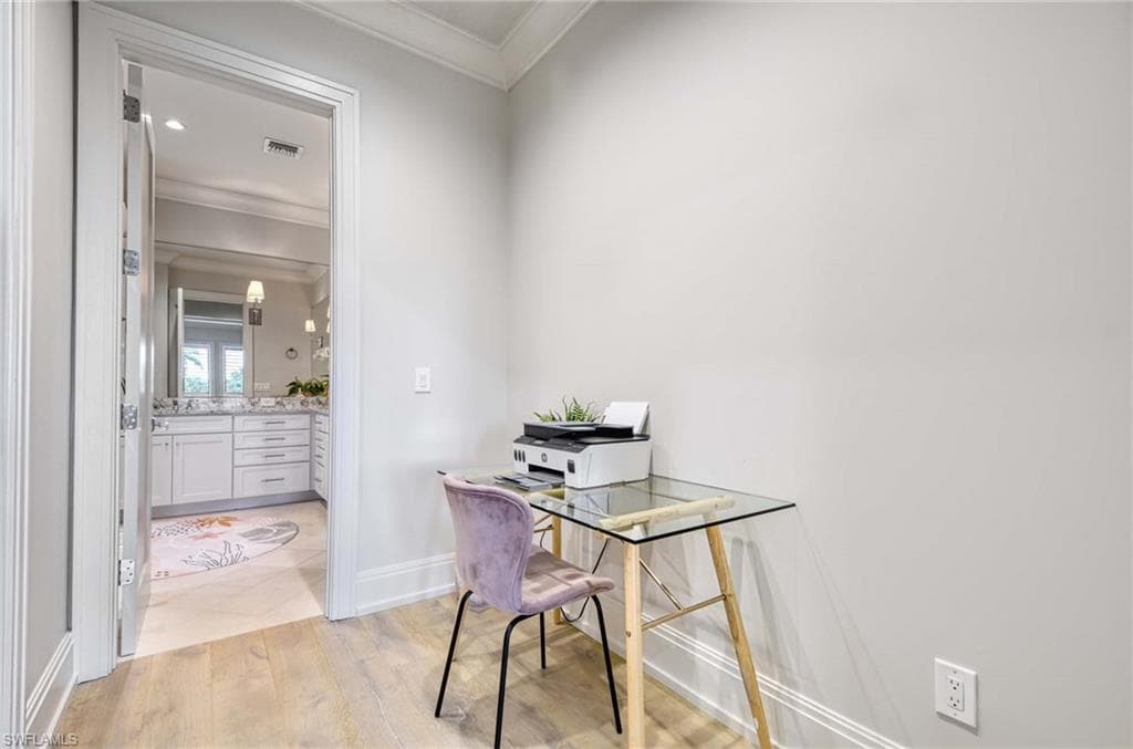 565 Fairway Ter, Naples, FL 34103-24