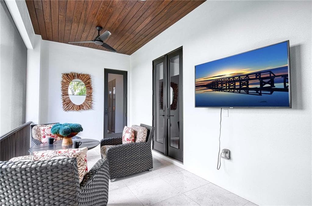 565 Fairway Ter, Naples, FL 34103-28