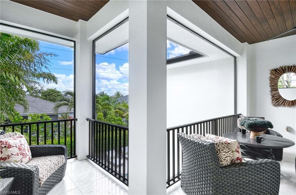 565 Fairway Ter, Naples, FL 34103-29