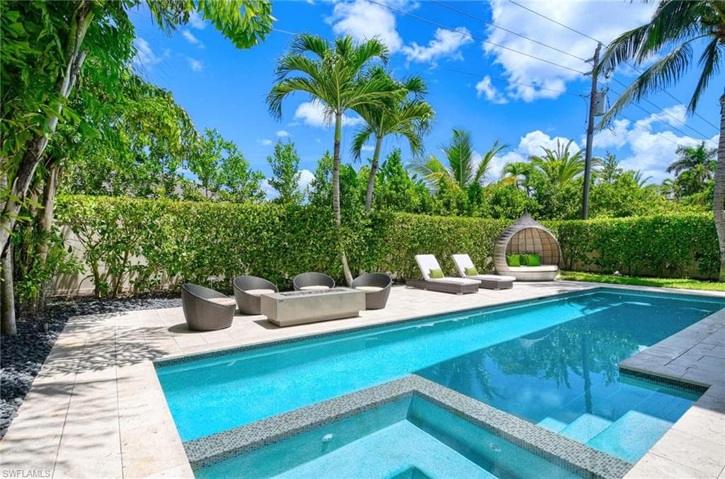 565 Fairway Ter, Naples, FL 34103-2