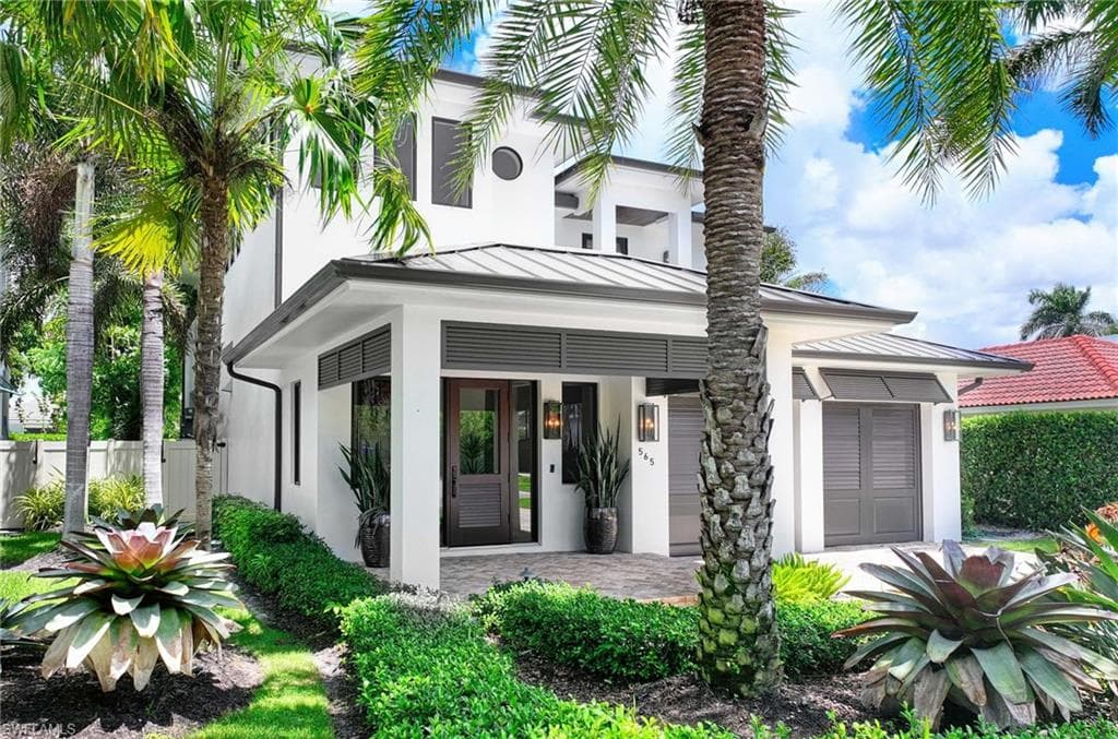 565 Fairway Ter, Naples, FL 34103-38