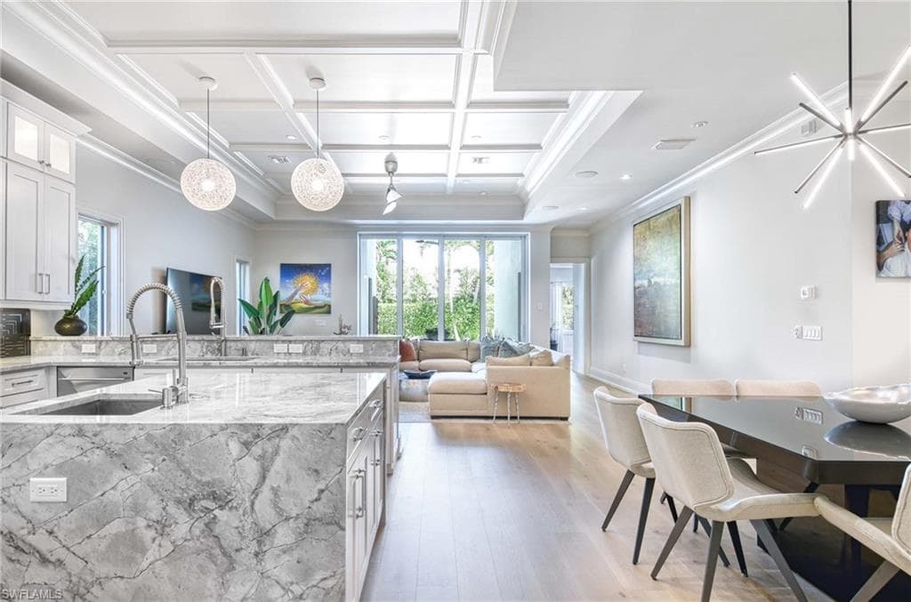 565 Fairway Ter, Naples, FL 34103-3