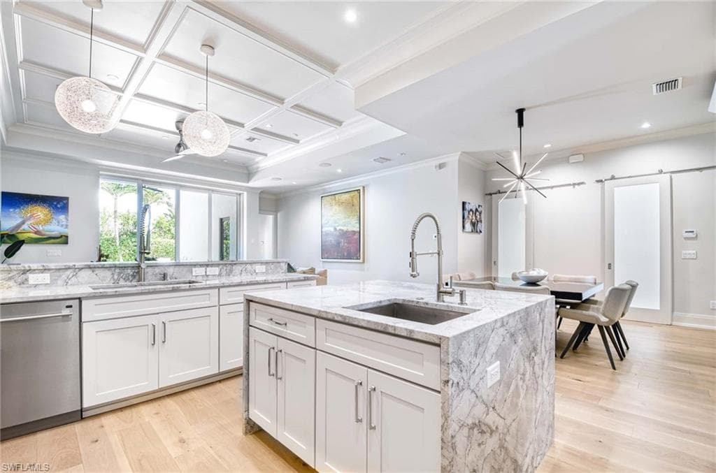 565 Fairway Ter, Naples, FL 34103-6