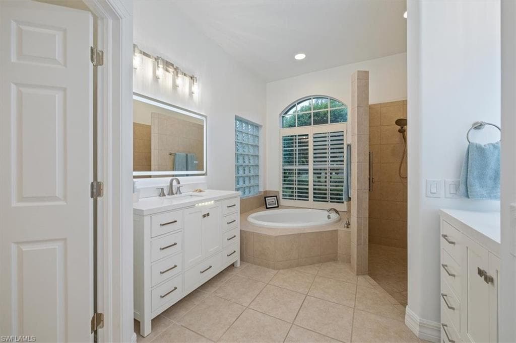 537 Wedgewood Way, Naples, FL 34119-16