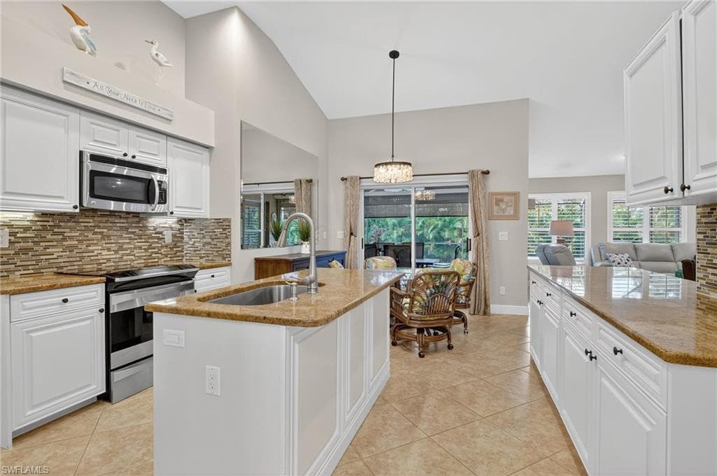 7613 Citrus Hill Ln, Naples, FL 34109-8