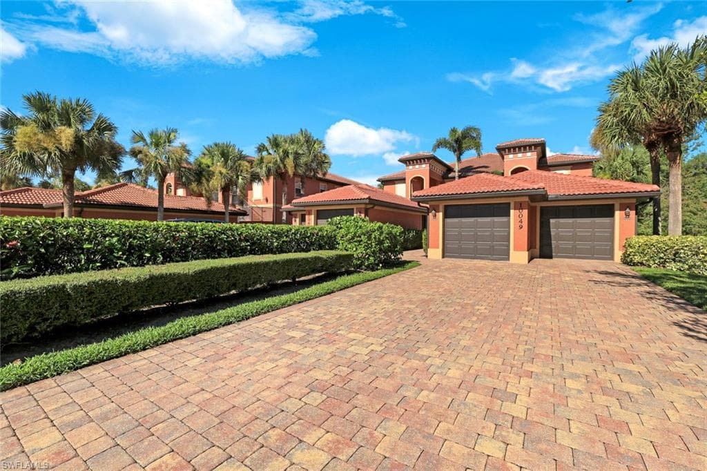 10049 Heather Ln 101, Naples, FL 34119-5