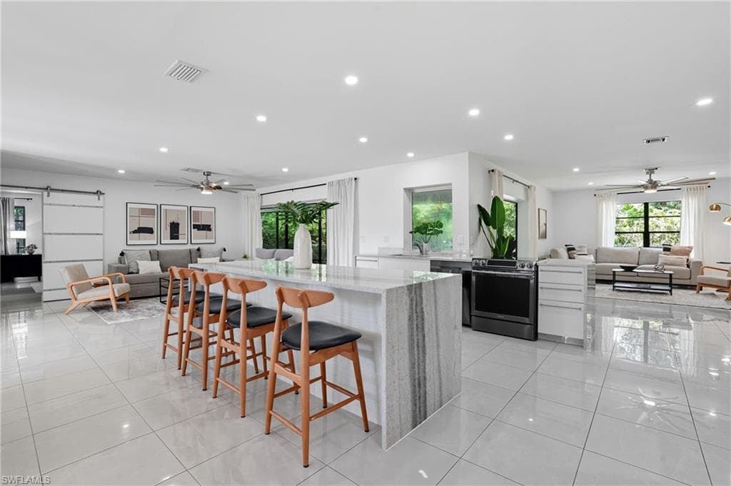 155 Old Tamiami Trl, Naples, FL 34110-9