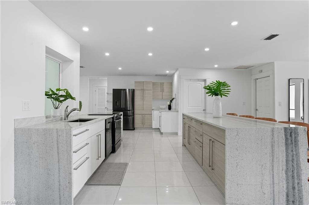 155 Old Tamiami Trl, Naples, FL 34110-11