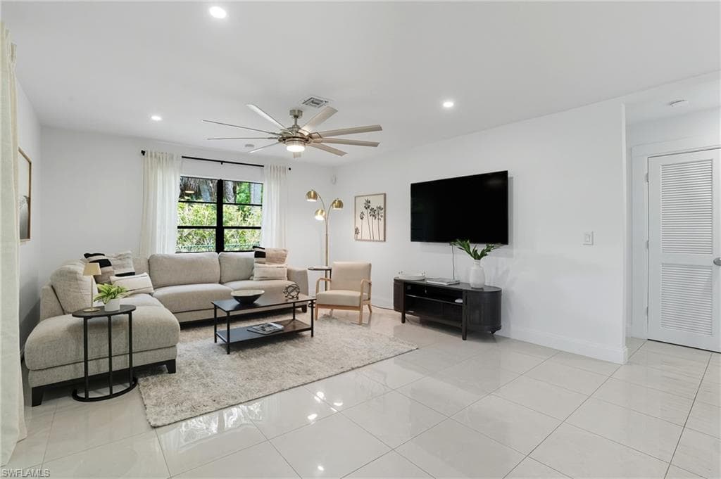 155 Old Tamiami Trl, Naples, FL 34110-16