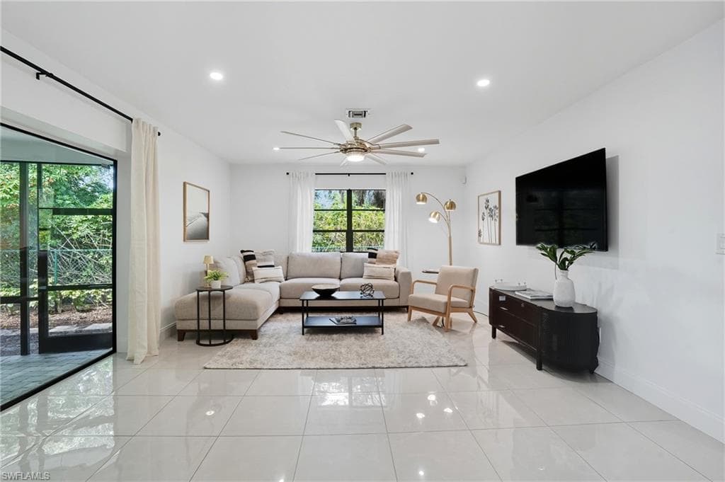 155 Old Tamiami Trl, Naples, FL 34110-17