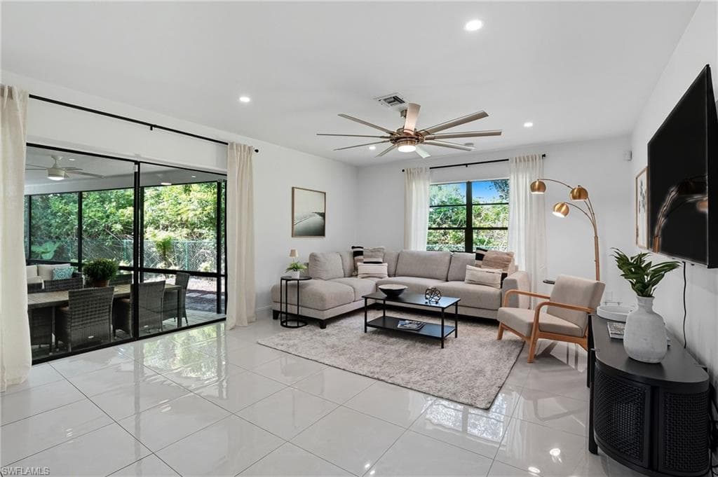 155 Old Tamiami Trl, Naples, FL 34110-18