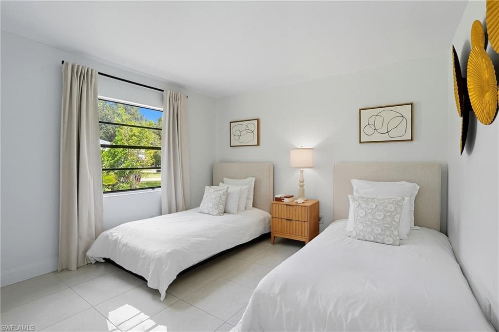 155 Old Tamiami Trl, Naples, FL 34110-32