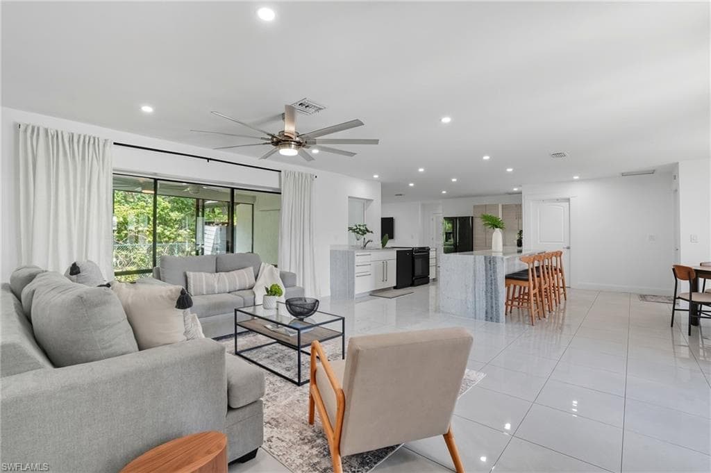 155 Old Tamiami Trl, Naples, FL 34110-5