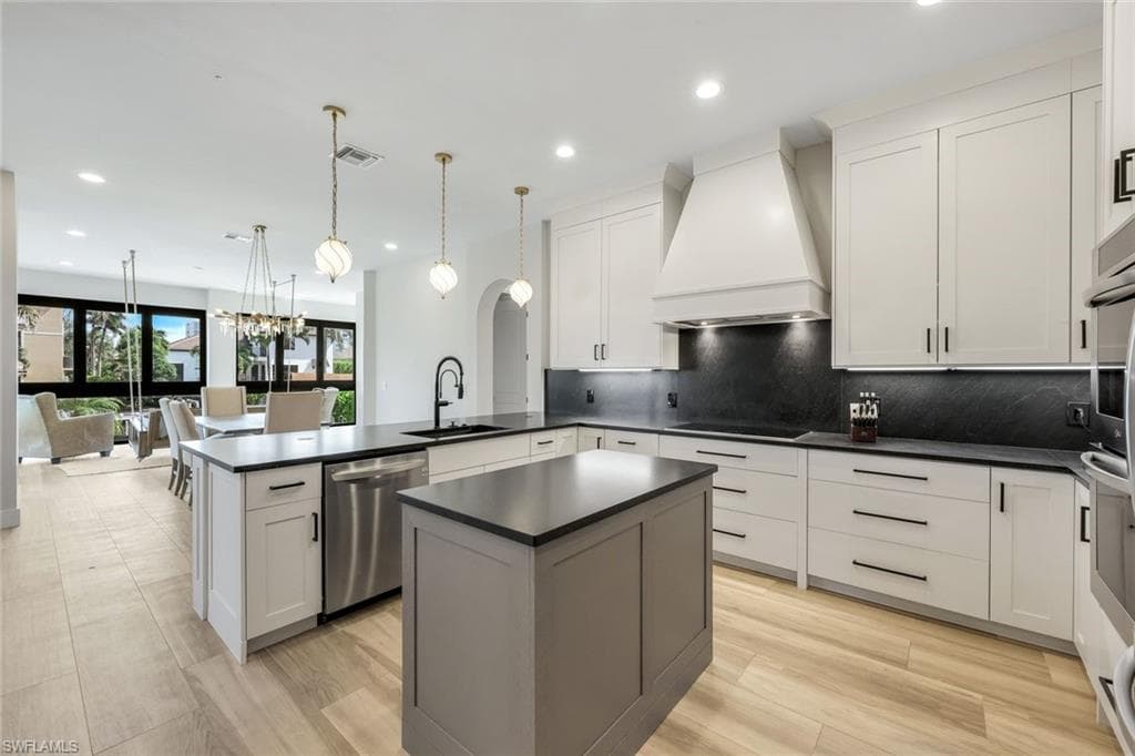 155 Heron Ave, Naples, FL 34108-6